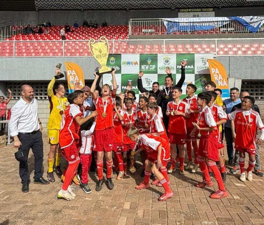 Equipe de futebol Celeiro de Ases Sub-12 comemora vitória na New Cup