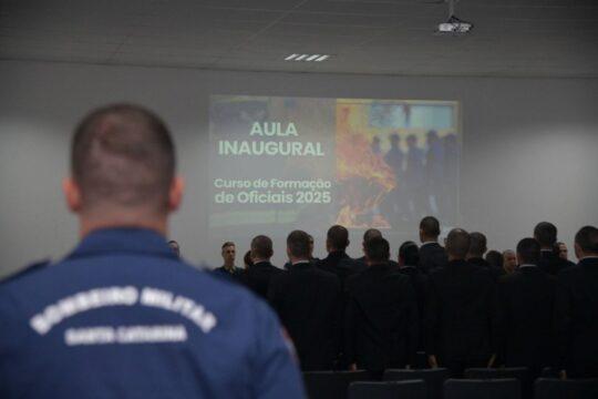 Cadetes participando da aula inaugural do CFO no CBMSC