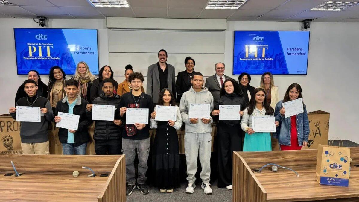 Jovens recebendo certificados do Programa de Iniciação ao Trabalho