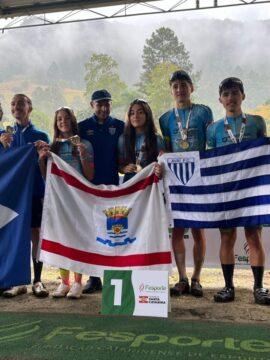 Foto da equipe de ciclismo do Avaí FME Florianópolis/APGF com a medalha de ouro