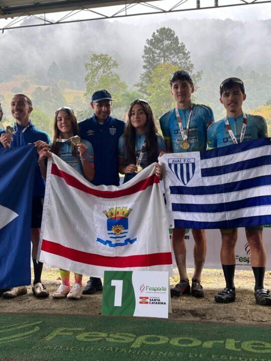 Foto da equipe de ciclismo do Avaí FME Florianópolis/APGF com a medalha de ouro