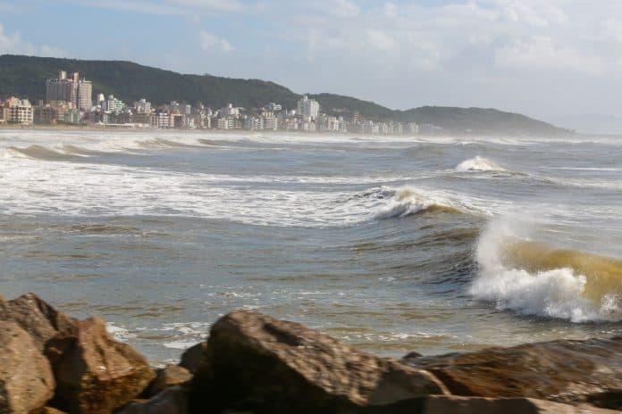 Imagem representativa de um ciclone extratropical gerando ventos e agitação marítima em Santa Catarina