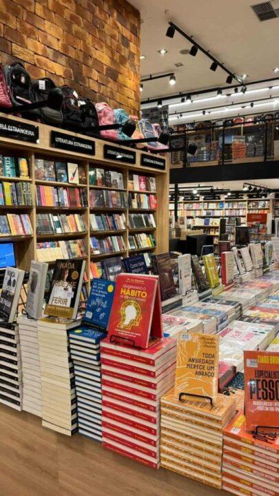 Jovens leitores participando do Clube do Livro na Livraria Leitura do Villa Romana Shopping