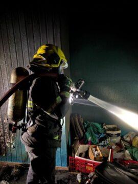 Equipe do CBMSC combatendo incêndio em residência em Joaçaba