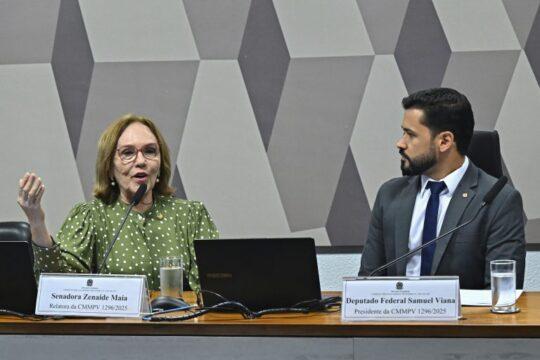 Comissão com parlamentares discutindo sobre o Programa de Gerenciamento de Benefícios do INSS