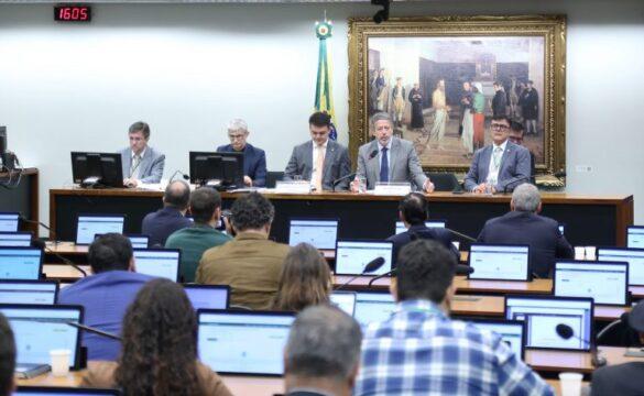 Deputados votam projeto de isenção de Imposto de Renda para quem ganha até R$ 5 mil mensais