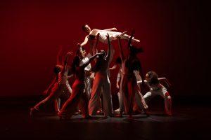 Bailarinos da Companhia de Dança da UFSC em performance no Festival de Joinville