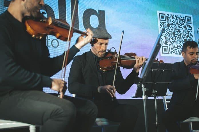 Quarteto de cordas se apresentando em concerto