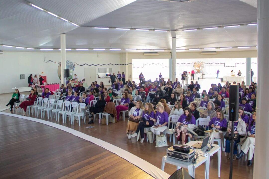 Mulheres participando ativamente da Conferência Municipal para fortalecer políticas públicas