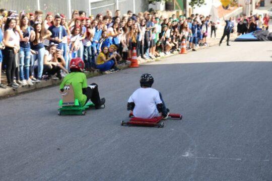 Crianças participando da corrida de rolimã no Colégio de Fátima