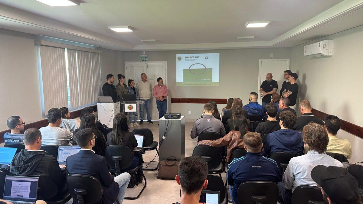 Profissionais participando do curso de capacitação da FCF