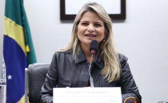 Família aprendendo Libras