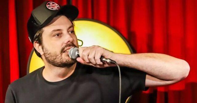 Danilo Gentili fazendo stand-up comedy em São José