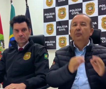 Ilustração de uma sala de tribunal com uma juíza