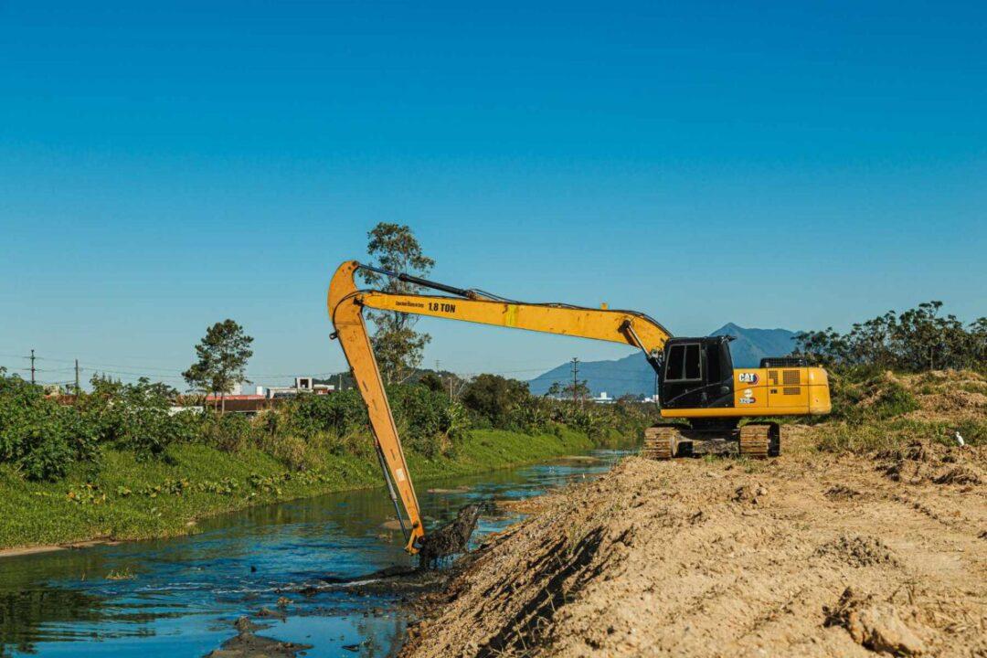 Desassoreamento do Rio Forquilhas em São José