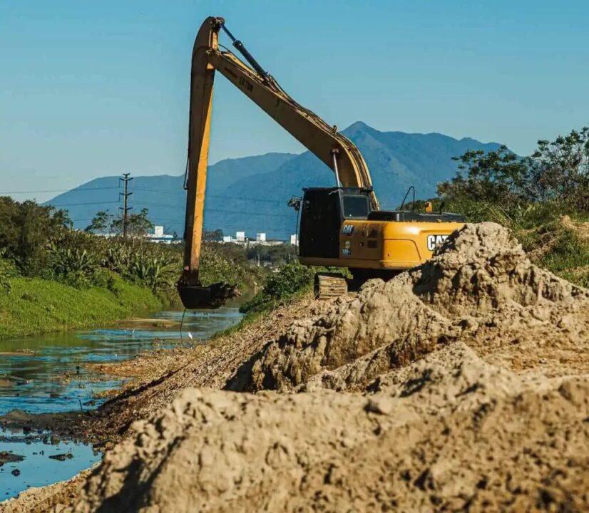 Desassoreamento do Rio Forquilhas em São José - prevenção de alagamentos