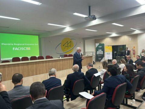 Empresários em reunião sobre desenvolvimento industrial