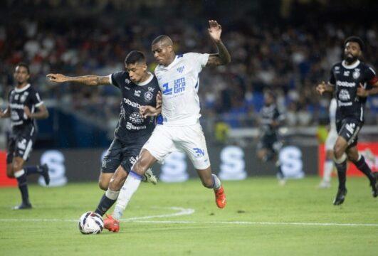 Diálogos do VAR e árbitro na partida Avaí X Remo
