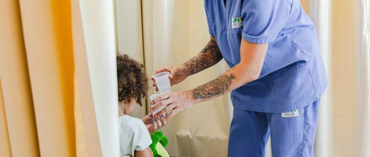 Crianças brincando com segurança em casa