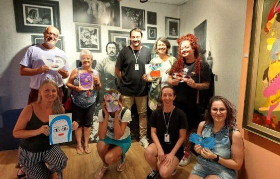 Professores participando de evento de formação em arte