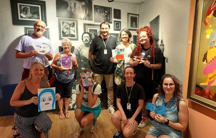 Professores participando de evento de formação em arte