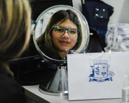 Crianças recebendo óculos do programa Enxerga São José