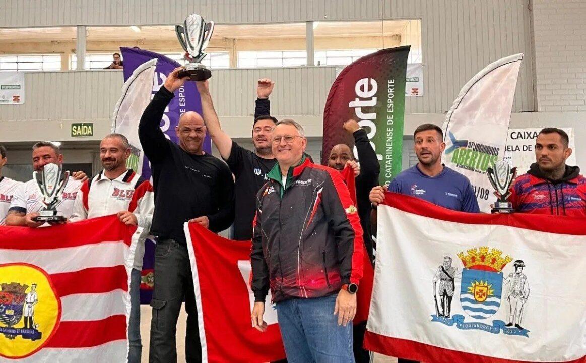 Equipe de jiu-jitsu masculino de São José comemorando vitória nos Joguinhos Abertos de SC