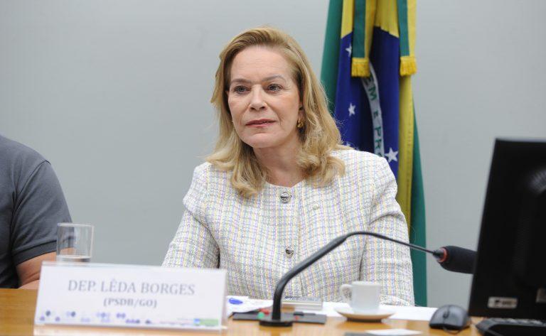 Vagas reservadas em estacionamento para gestantes e pessoas com crianças até dois anos