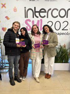 Estudantes premiados do curso de Jornalismo da UFSC no Intercom Sul 2025