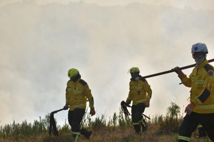 Bombeiros em ação durante o exercício de certificação em Joaçaba
