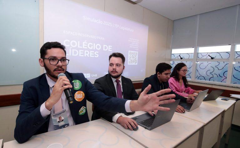 Universitários atuando como deputados no Projeto Politeia
