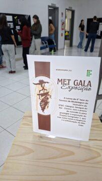 Estudantes de Modelagem do Vestuário apresentando suas coleções na exposição inspirada no Met Gala