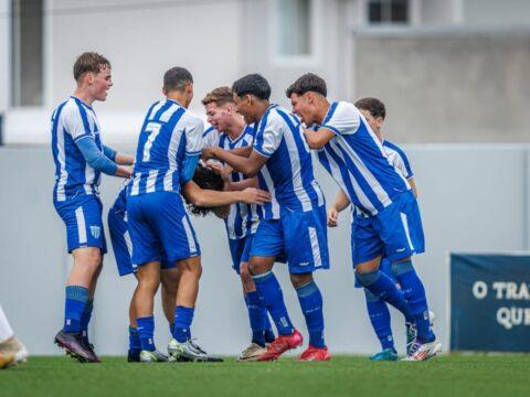 Foto do Avaí F.C. comemorando vitórias nas categorias de base
