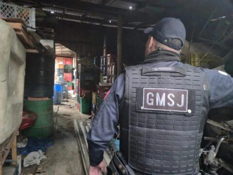 Fiscalização de sucatas no bairro Ipiranga, em São José