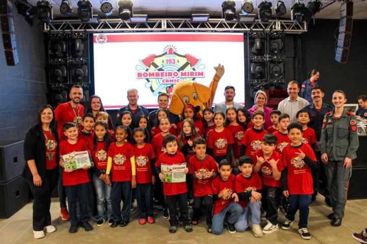 Crianças formadas no Programa Bombeiro Mirim