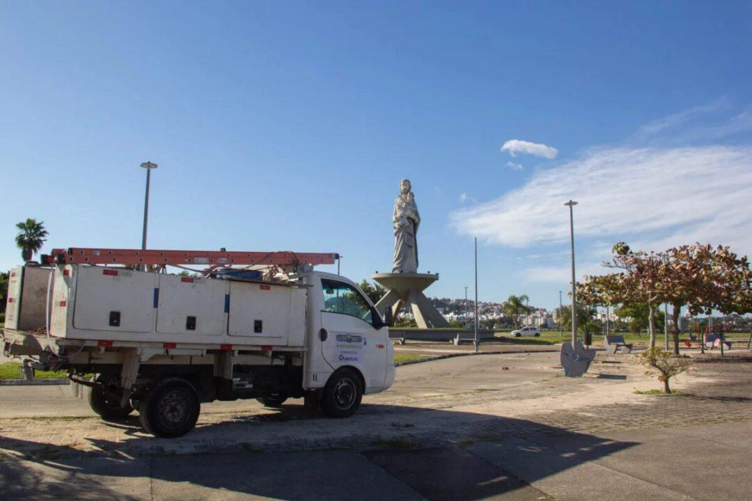 Luminárias LED iluminando a Praça do Santo em São José