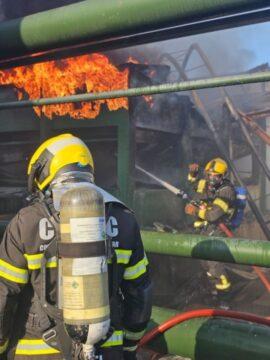 Incêndio controlado no setor de refrigeração em São José