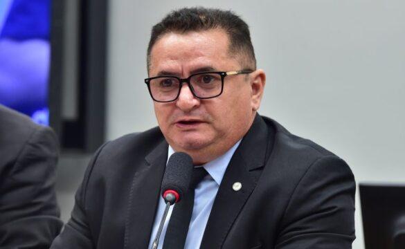 Pessoa idosa estudando em sala de aula