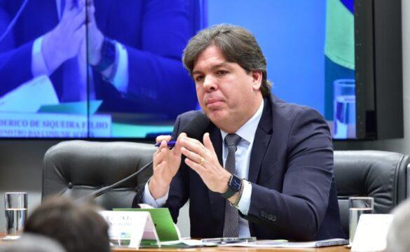 Ministro Frederico de Siqueira Filho em audiência na Câmara dos Deputados