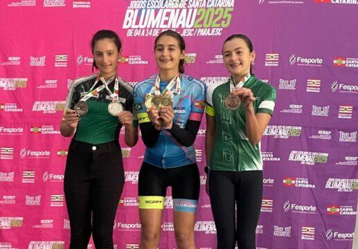 Atleta Isabelly Pierri da Silva com a medalha de campeã do JESC