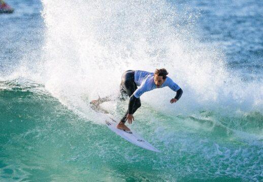 Lucas Vicente surfando na competição da QS 2000