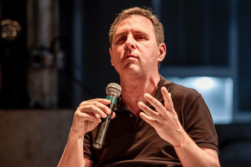 Foto de Marcelo Canellas no lançamento do prêmio