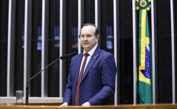 Motorista de aplicativo ajudando passageiro com mobilidade reduzida