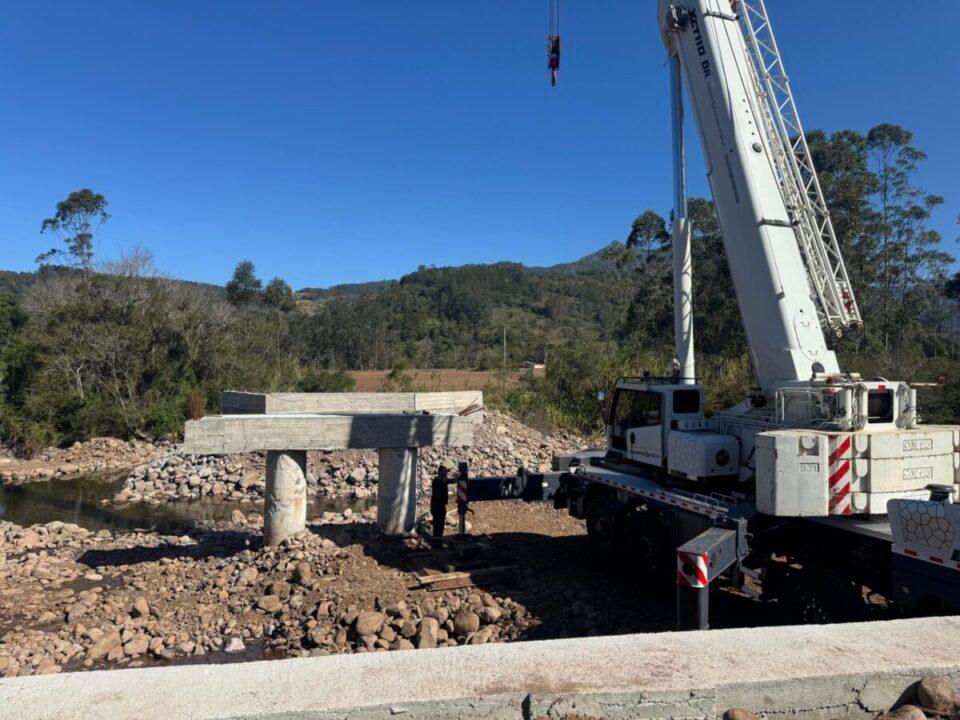 Ponte sobre o rio na Comunidade de Rio do Boi