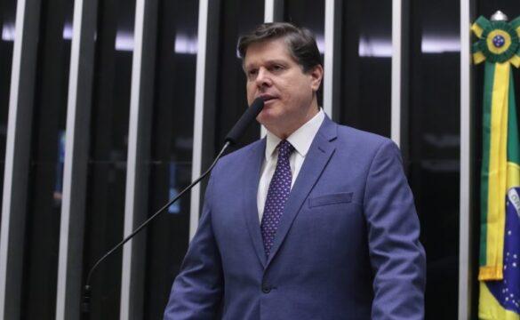 Imagem ilustrativa de um documento e uma calculadora