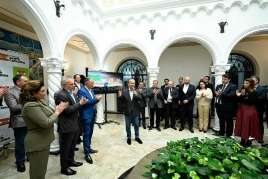 Avião da GOL sobrevoando Santa Catarina