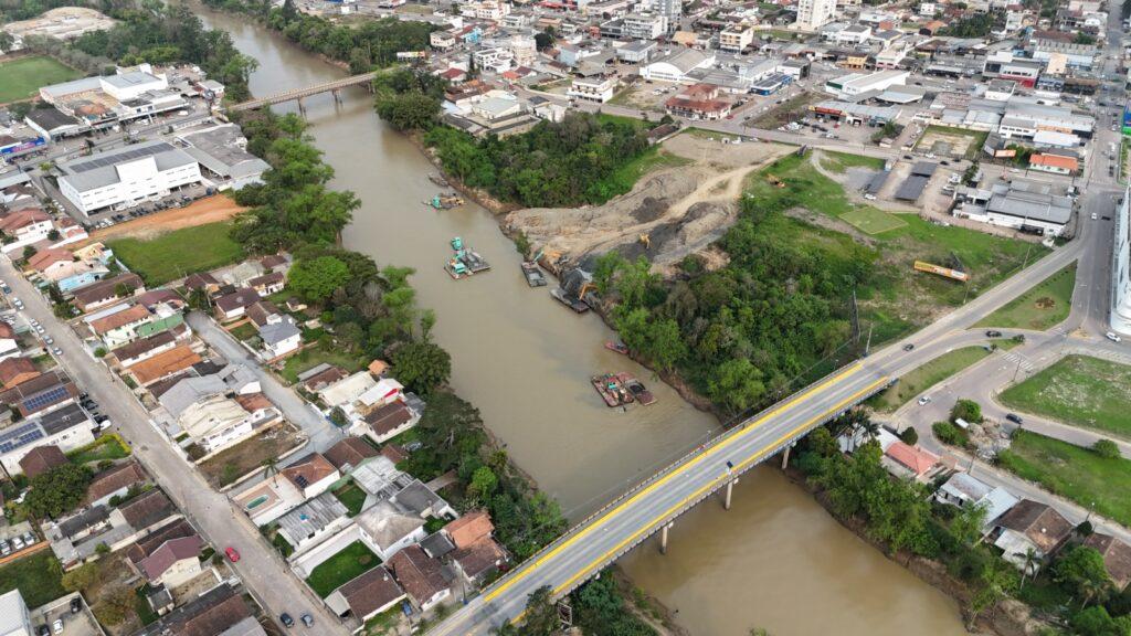 Desassoreamento de rios em Rio do Sul