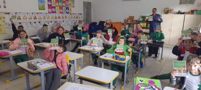 Crianças participando da palestra sobre prevenção de incêndios
