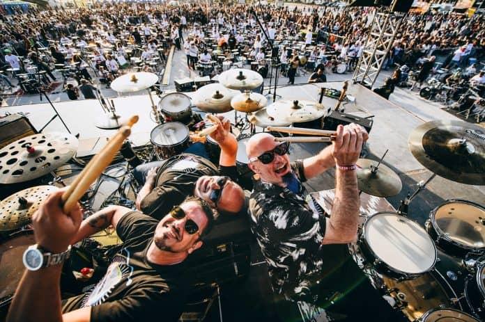 Imagem da Orquestra de Baterias de Florianópolis reunindo centenas de bateristas no Largo da Catedral Metropolitana