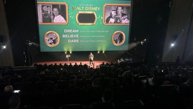 Prof. Alexandre Espíndola palestrando sobre excelência no atendimento e cultura organizacional da Disney